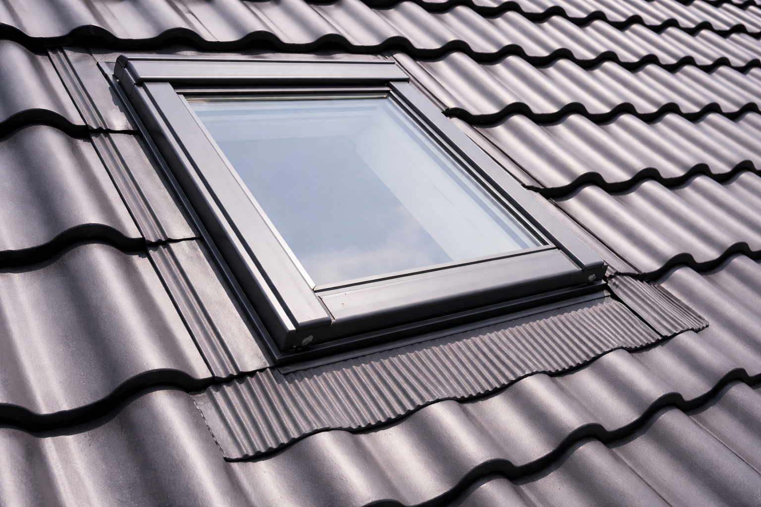 Dachflächenfenster mit sauberem Eindeckrahmen und Anschluss an Dachziegel